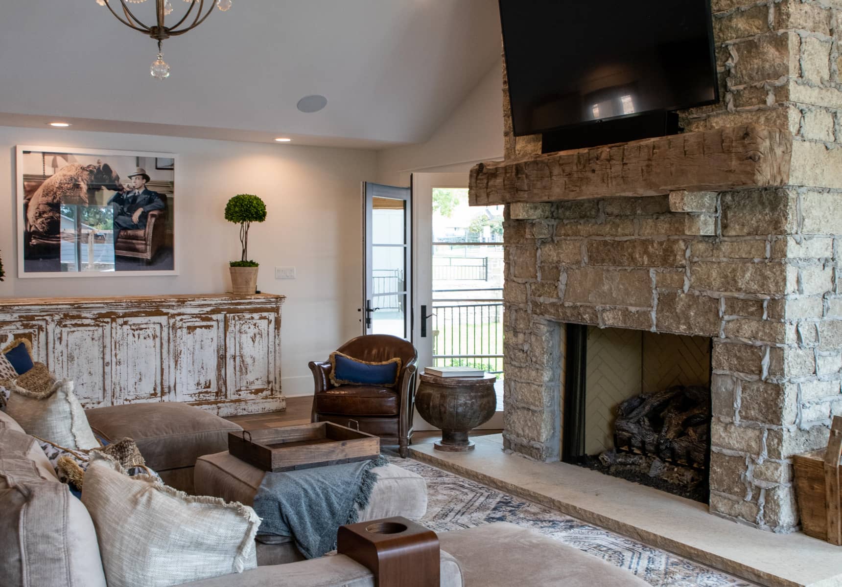 Vivi living room with a flatscreen TV and Fireplace