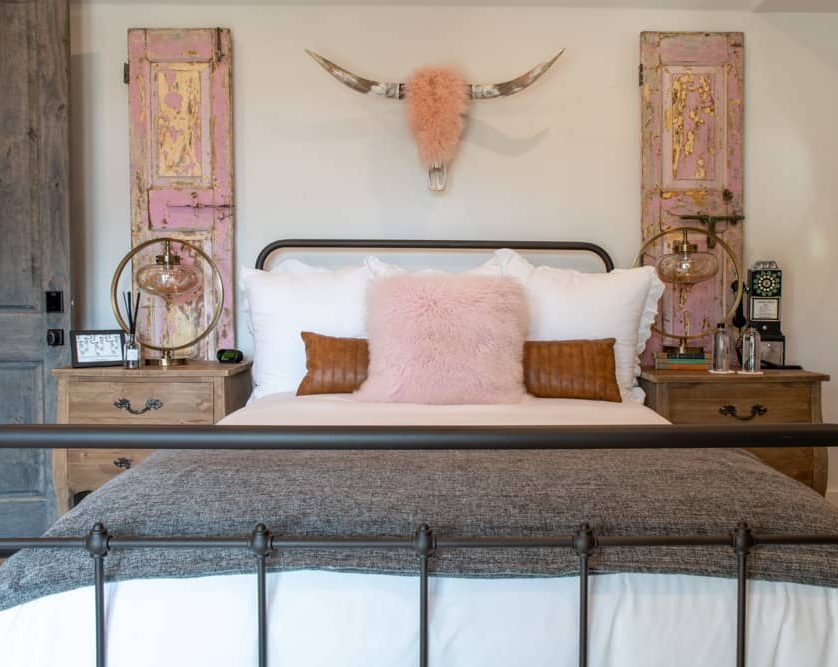 Queen bed in a room with country decor