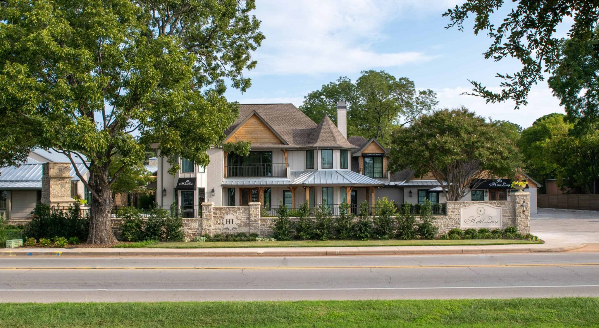 Modern Granbury, Texas Hotel Lodging Near Historic Granbury Square
